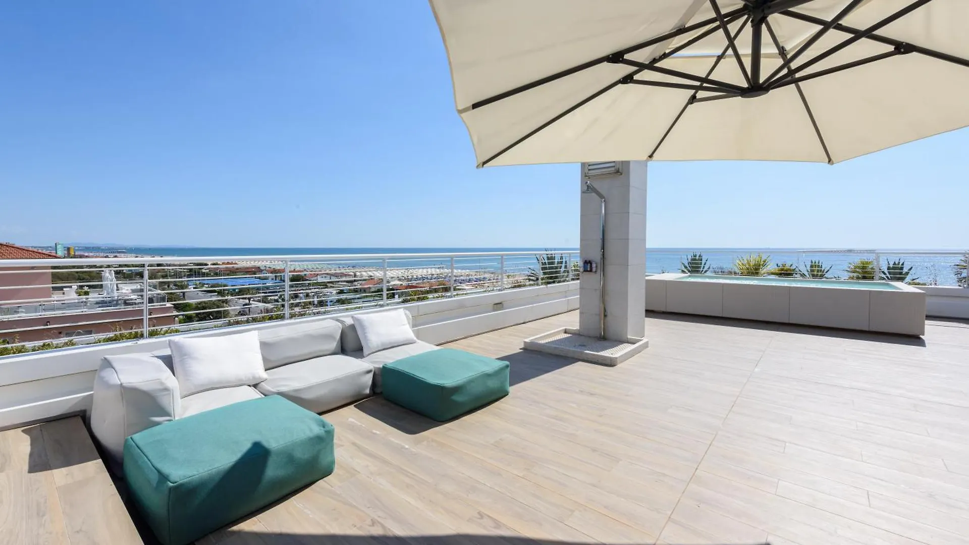 Panoramic Penthouse Rooftop Whit Pool Lido di Camaiore